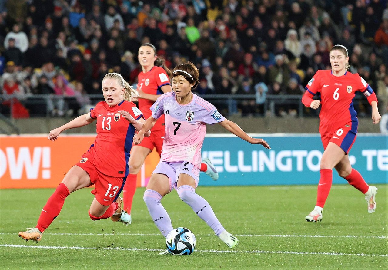 Миядзава Хината (на переднем плане справа) забивает свой пятый гол на чемпионате на 36-й минуте второй половине матча со сборной Норвегии (© Jiji Press)