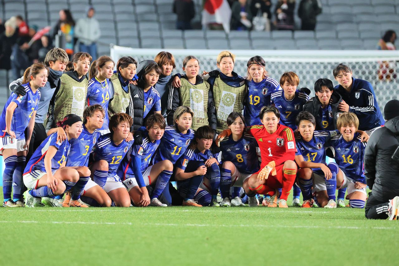 Футболистки команды «Надэсико Дзяпан» фотографируются на память по окончании матча, в котором они уступили сборной Швеции (© Jiji Press)