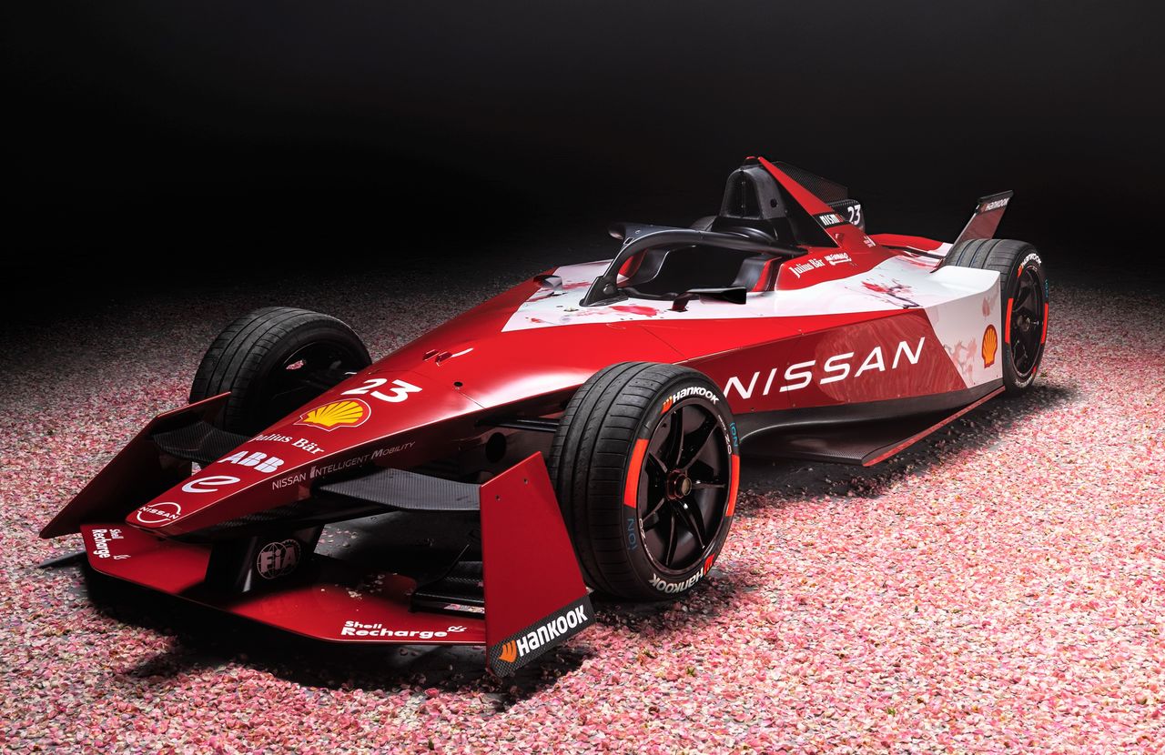 Гоночный болид компании Nissan для состязаний 2023 года. Размеры автомобилей «Формулы-Е» практически идентичны машинам «Формулы-1». Однако, в отличие от «Формулы-1», шасси для автомобилей всех команд предоставляет компания Spark Racing Technology, а силовую установку, трансмиссию, инверторы и заднюю подвеску каждая команда готовит самостоятельно. (© NISSAN)