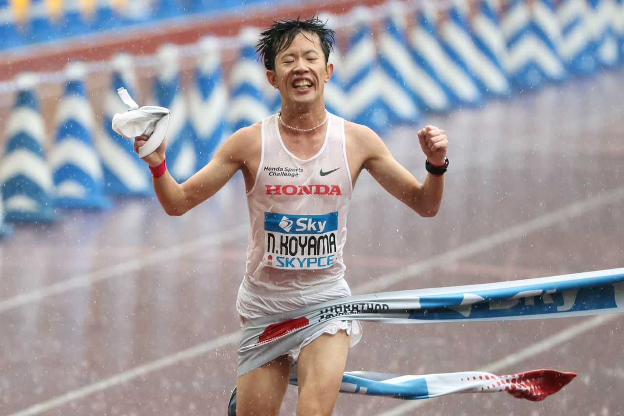 Кояма Наоки финиширует первым в мужском забеге Большого марафонского чемпионата, 15 октября, Токио, Японский национальный стадион (© Jiji Press)