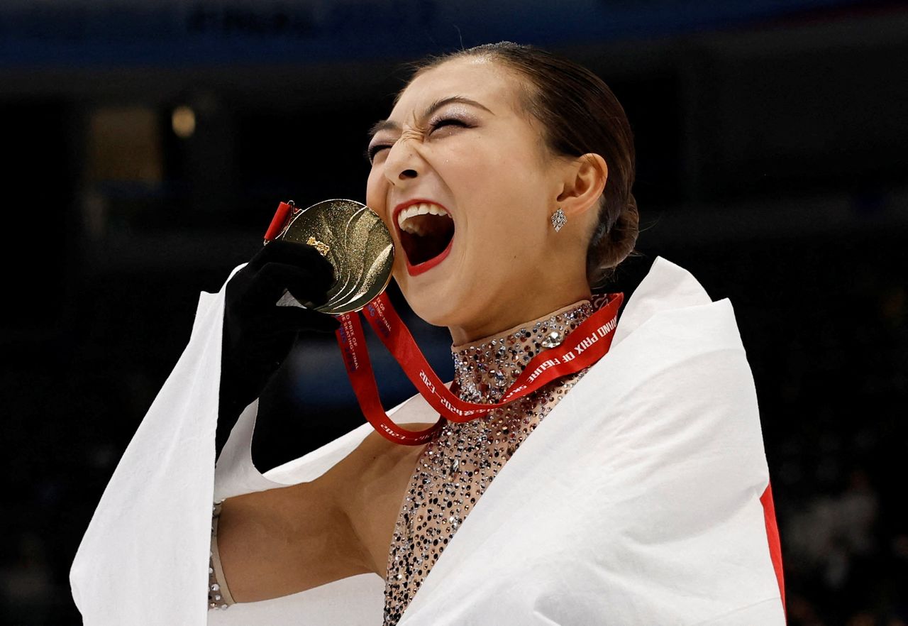 Фигуристка Сакамото Каори радуется победе (© Reuters)