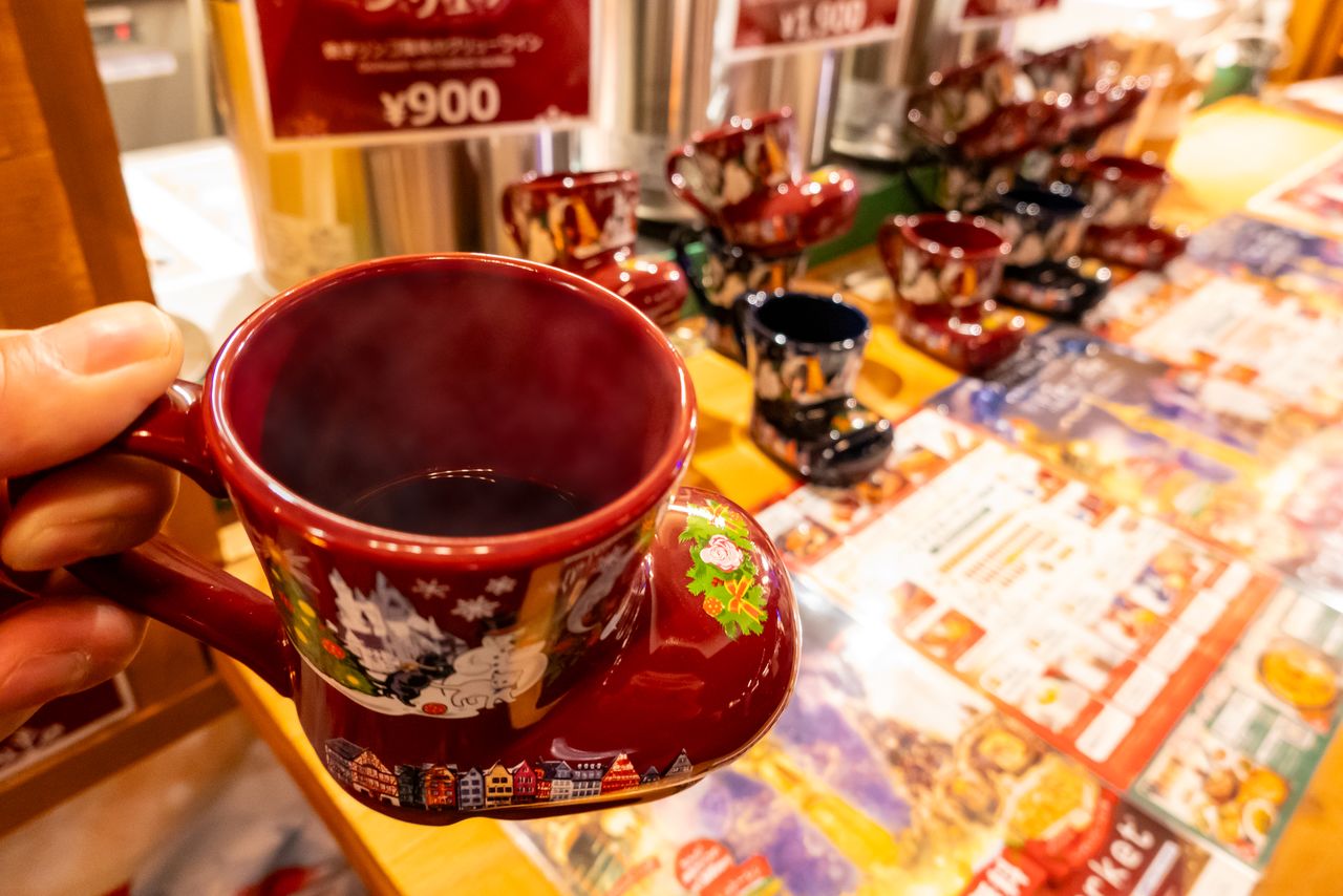 Прохладным вечером вы можете согреться глинтвейном. Чашка в форме сапога останется у вас! (© Nippon.com)