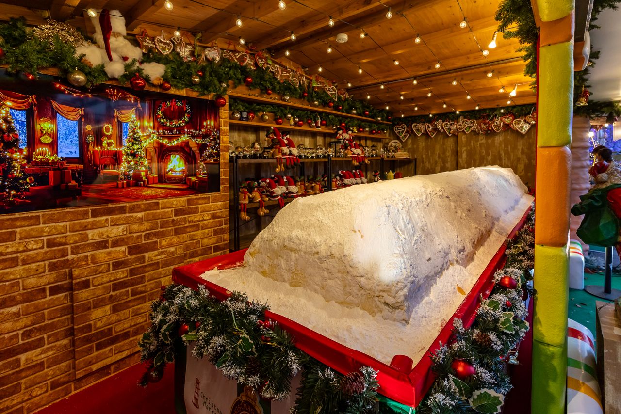 Огромный пряничный домик на площади имеет длину четыре метра и весит 750 килограммов. Его нарежут и продадут посетителям как пирожное (© Nippon.com)