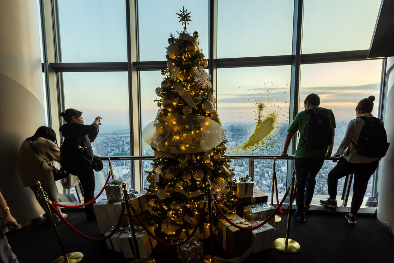 Украшенная рождественская ёлка на 350 этаже (© Nippon.com)