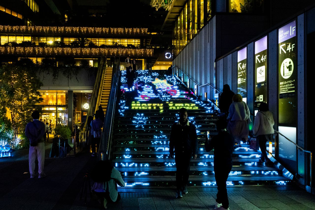 Освещение на лестнице Сорамидзака по пути к комплексу Skytree. Освещение на Ханамидзака включают со 2 декабря (© Nippon.com)