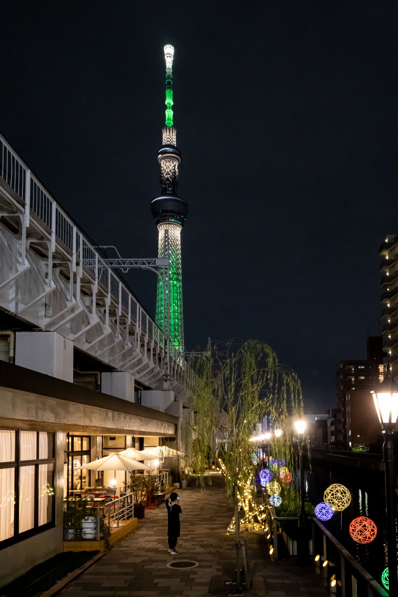 Набережная по дороге в сторону Асакусы также подготовлена к новогодним праздникам (© Nippon.com)