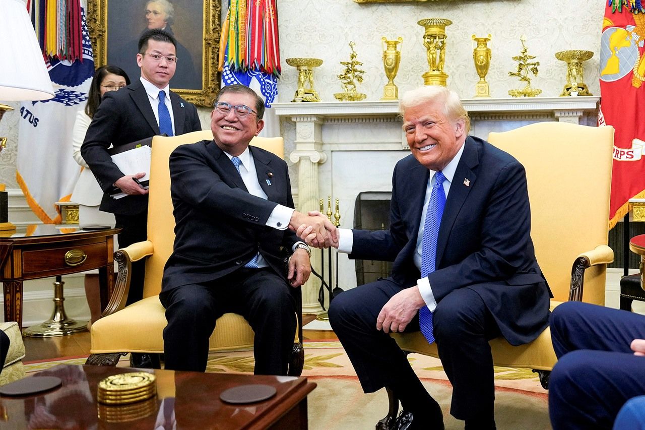 Рукопожатие премьер-министра Японии Исибы Сигэру (слева) и президента США Дональда Трампа, 7 февраля 2025 г., Вашингтон (© Jiji Press)