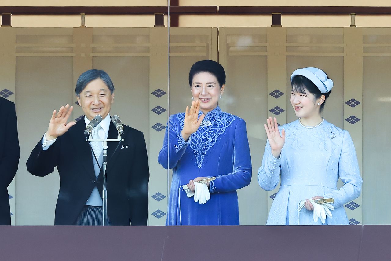 Императорская семья приветствует публику, собравшуюся поздравить императора по случаю дня рождения (© Kazuki Oishi/Sipa USA via Reuters Connect)