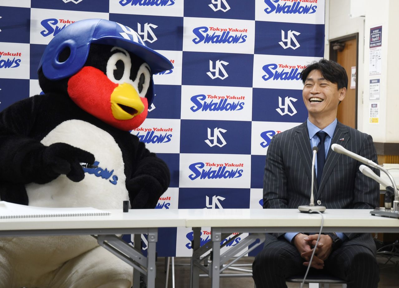 Цубакуро на пресс-конференции со специальным советником менеджера команды Аоки Норитикой, 28 января 2025 г., бейсбольный стадион Мэйдзи дзингу (© Jiji Press)