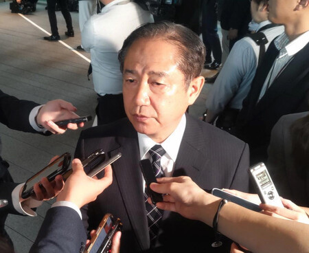 接受記者團採訪的前統合幕僚長山崎幸二。8日下午攝於首相官邸
