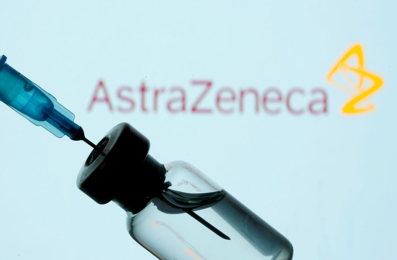 Фотоиллюстрация: пузырёк и шприц на фоне логотипа AstraZeneca, снято 11 января 2021. REUTERS/Dado Ruvic/Illustration