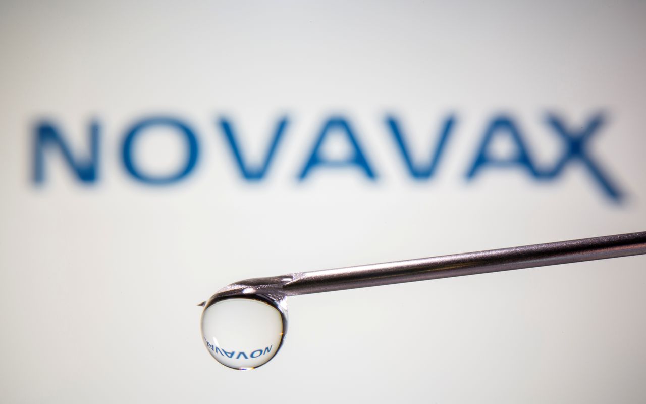 ФОТОГРАФИЯ: Логотип Novavax отражается в капле на игле шприца на этой иллюстрации, сделанной 9 ноября 2020 г. REUTERS / Dado Ruvic / Illustration