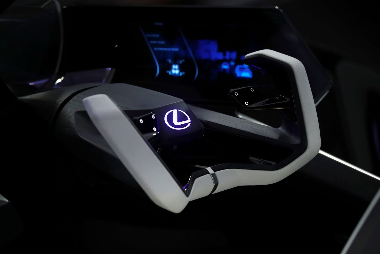 ФОТОГРАФИЯ: Световой логотип Lexus в интерьере нового концептуального электромобиля LF-30, представленного на Токийском автошоу в Токио, Япония, 23 октября 2019 г. REUTERS / Edgar Su