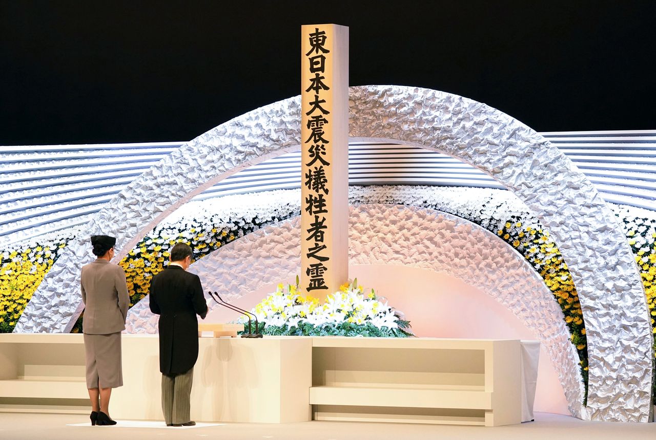 Произносящий речь император Японии и его супруга на мемориальной церемонии по случаю десятой годовщины Великого восточнояпонского землетрясения, 11 марта 2021 г., Токио, район Тиёда, здание Национального театра [официальная съемка] (© Jiji Press)