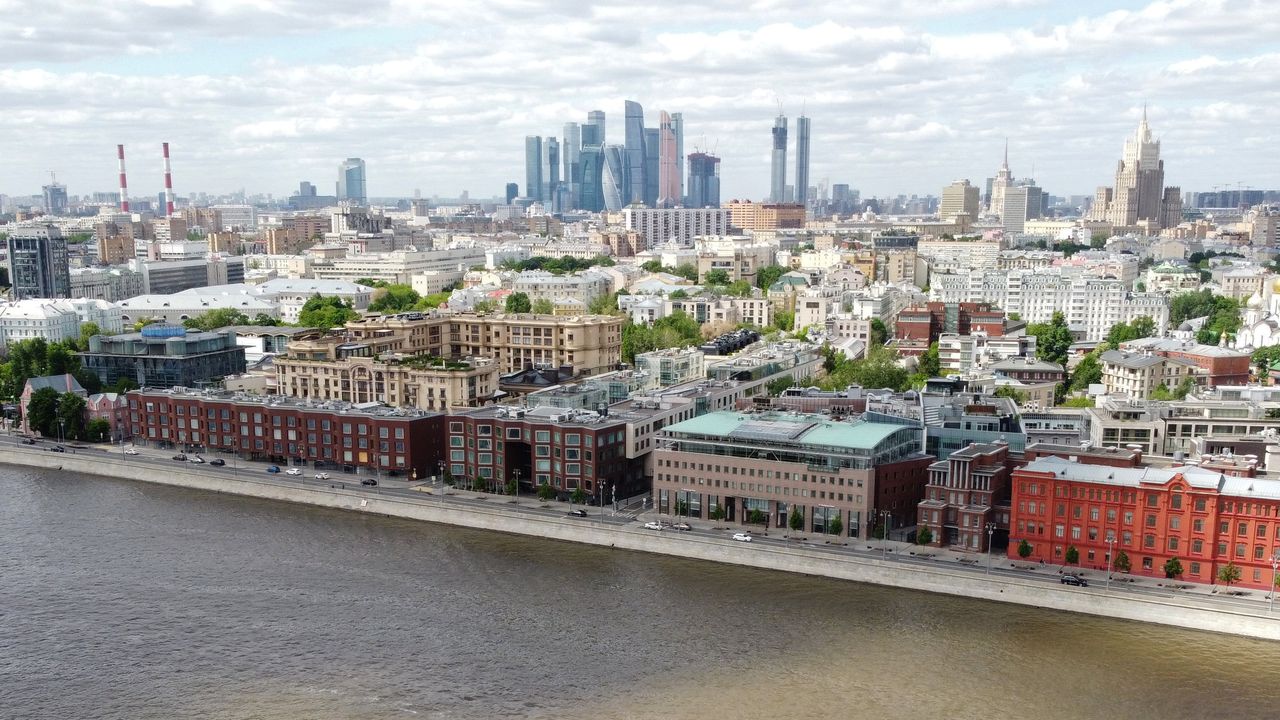 An aerial view shows an embankment of the Moskva River, as the Moscow International Business Centre, also known as "Moskva-City" is seen the background, in Moscow, Russia May 30, 2021. Picture taken with a drone. REUTERS/Lev Sergeev