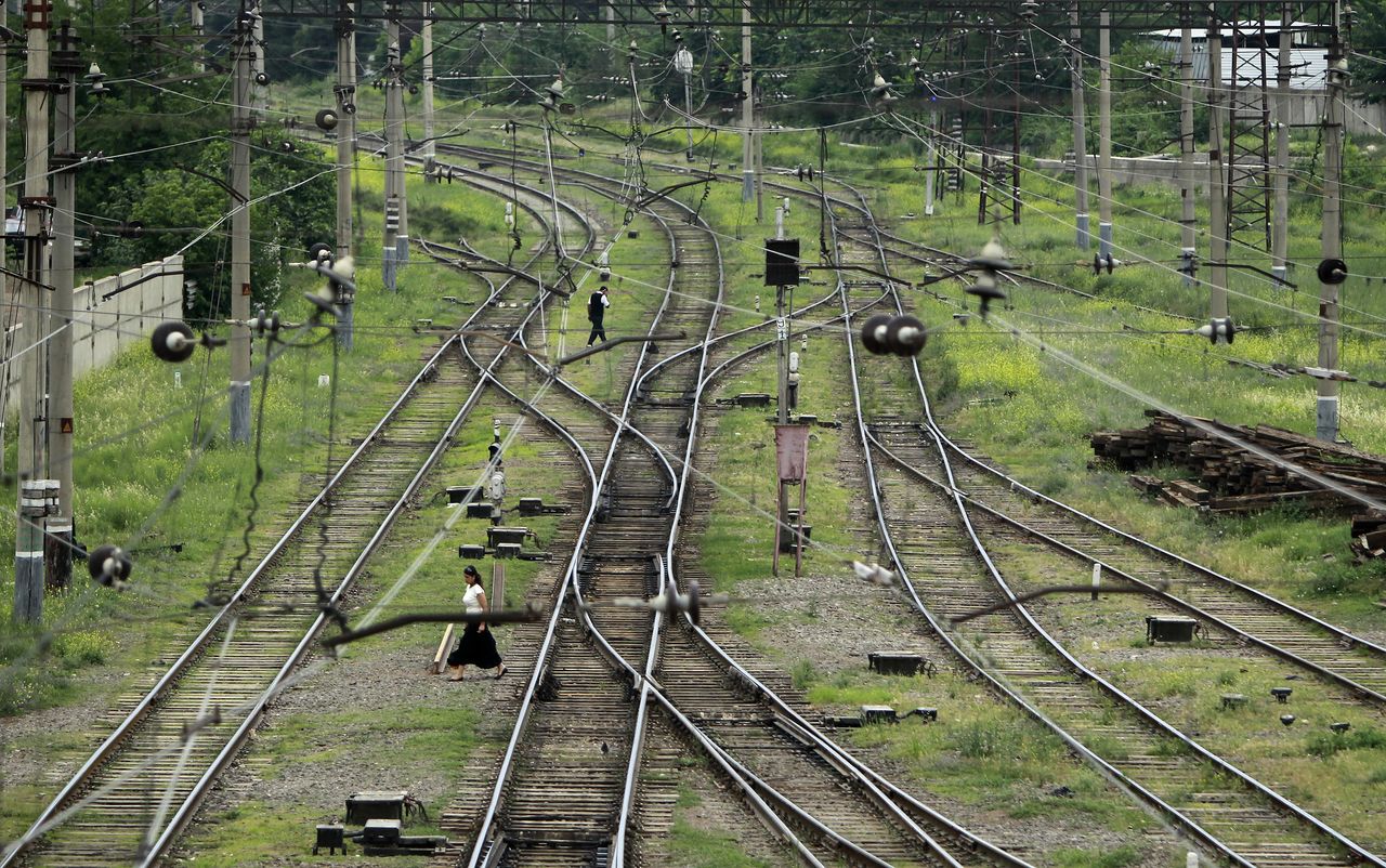 People cross railway tracks on foot in Tbilisi, June 7, 2012. (REUTERS/David Mdzinarishvili (GEORGIA - Tags: TRANSPORT BUSINESS)