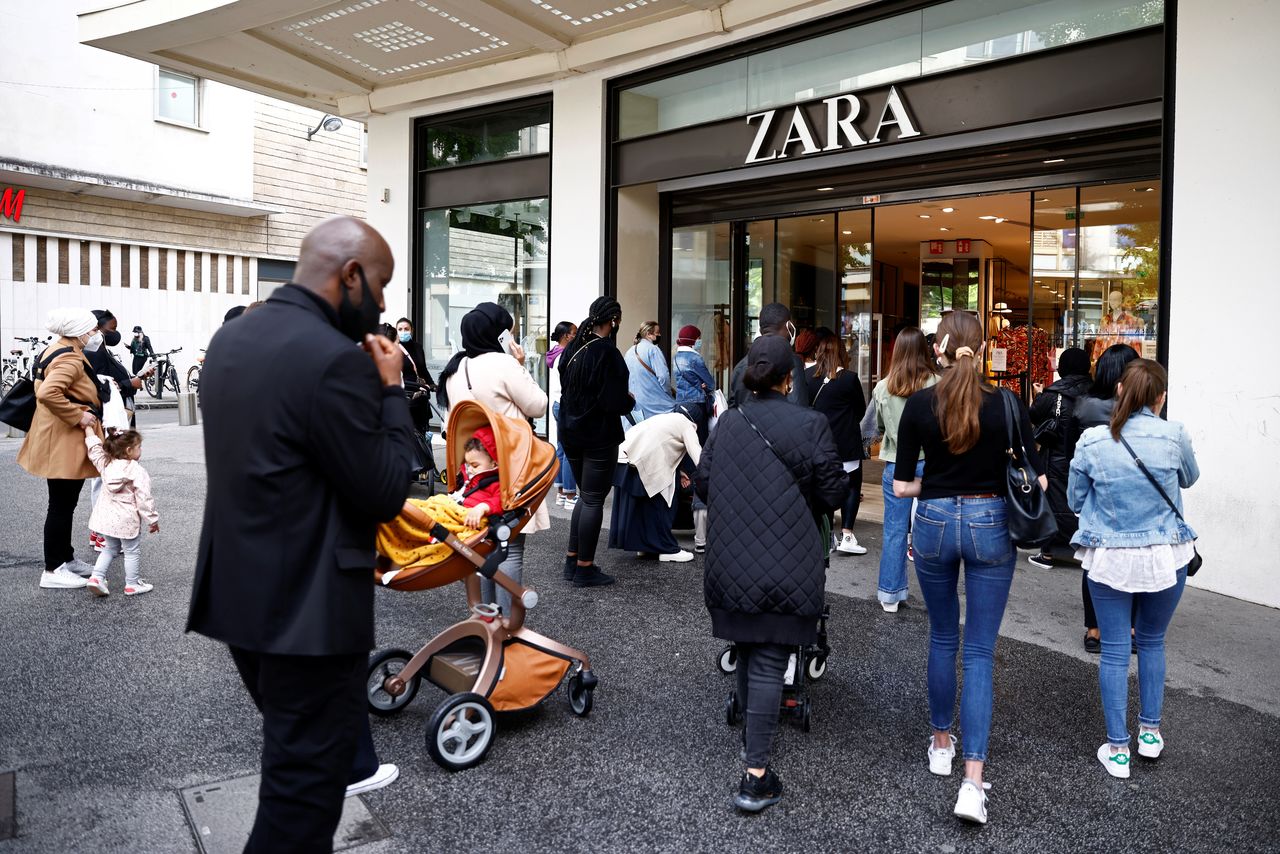 Customers enter a Zara shop in Nantes as non-essential business re-open after closing down for months, amid the coronavirus disease (COVID-19) outbreak in France, May 19, 2021. REUTERS/Stephane Mahe