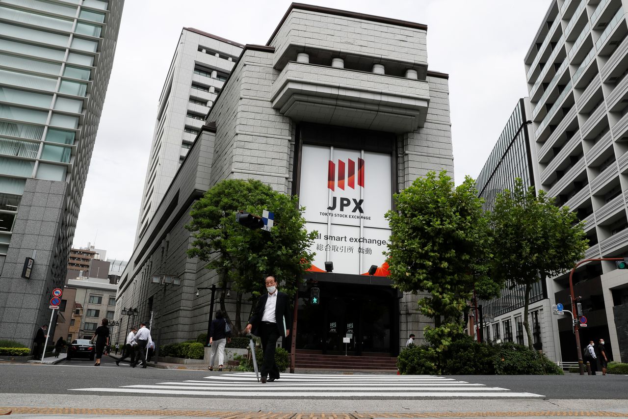 The Tokyo Stock Exchange (TSE) building is seen after the TSE temporarily suspended all trading due to system problems in Tokyo, Japan October 1, 2020. REUTERS/Issei Kato