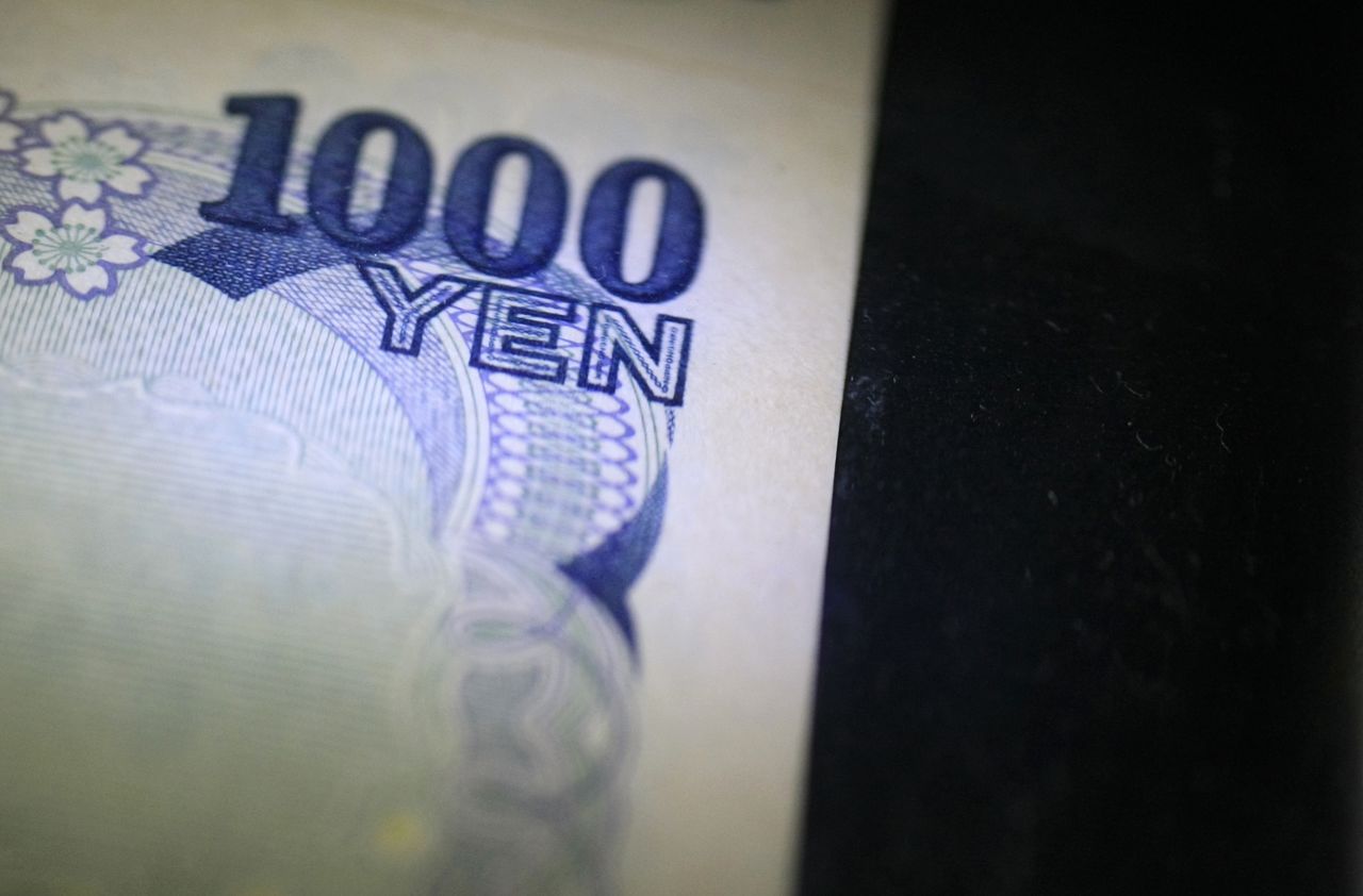 ورقة نقدية فئة 1000 ين ياباني بصورة من أرشيف رويترز.