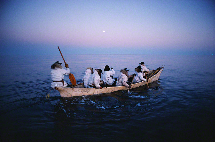 Эскимосы охотятся на китов в Северном Ледовитом океане в период полярного лета