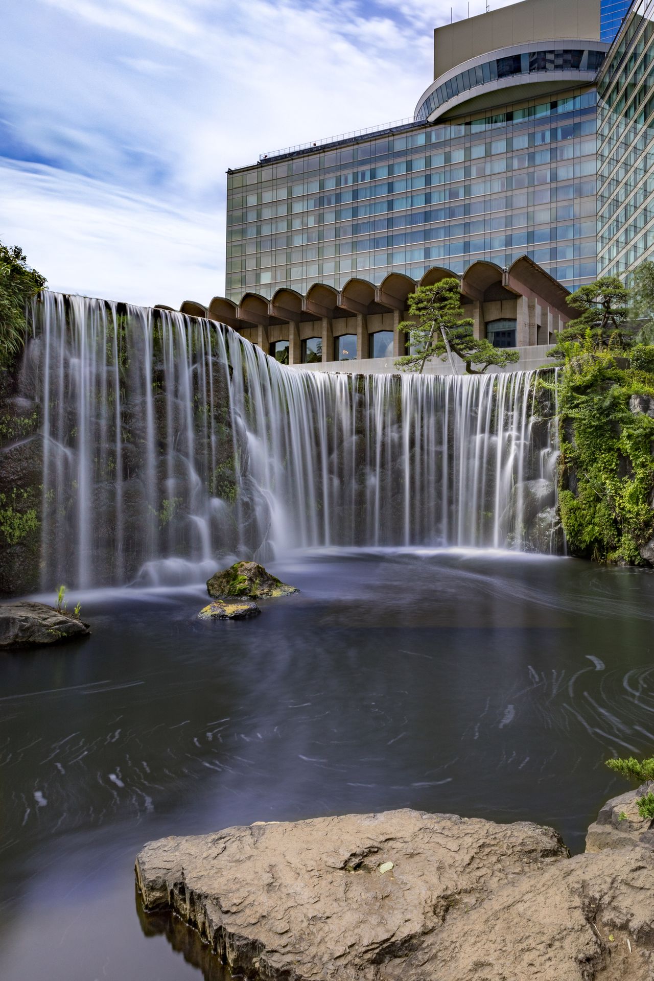 The Hotel New Otani, built on land formerly belonging to the Fushimi branch. (© Pixta)