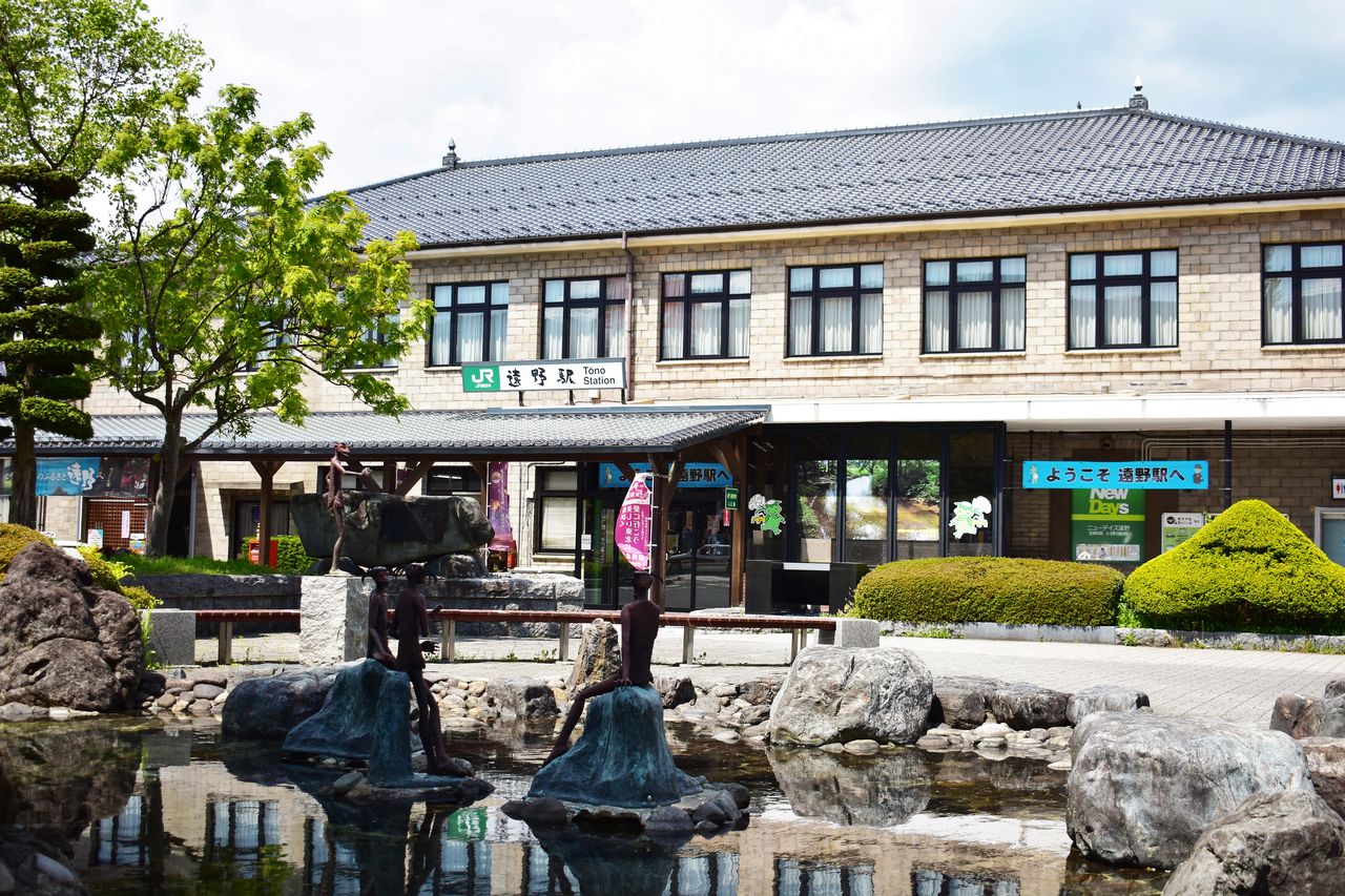 JR遠野駅前の「カッパ池」。4体のカッパ像が出迎えてくれる