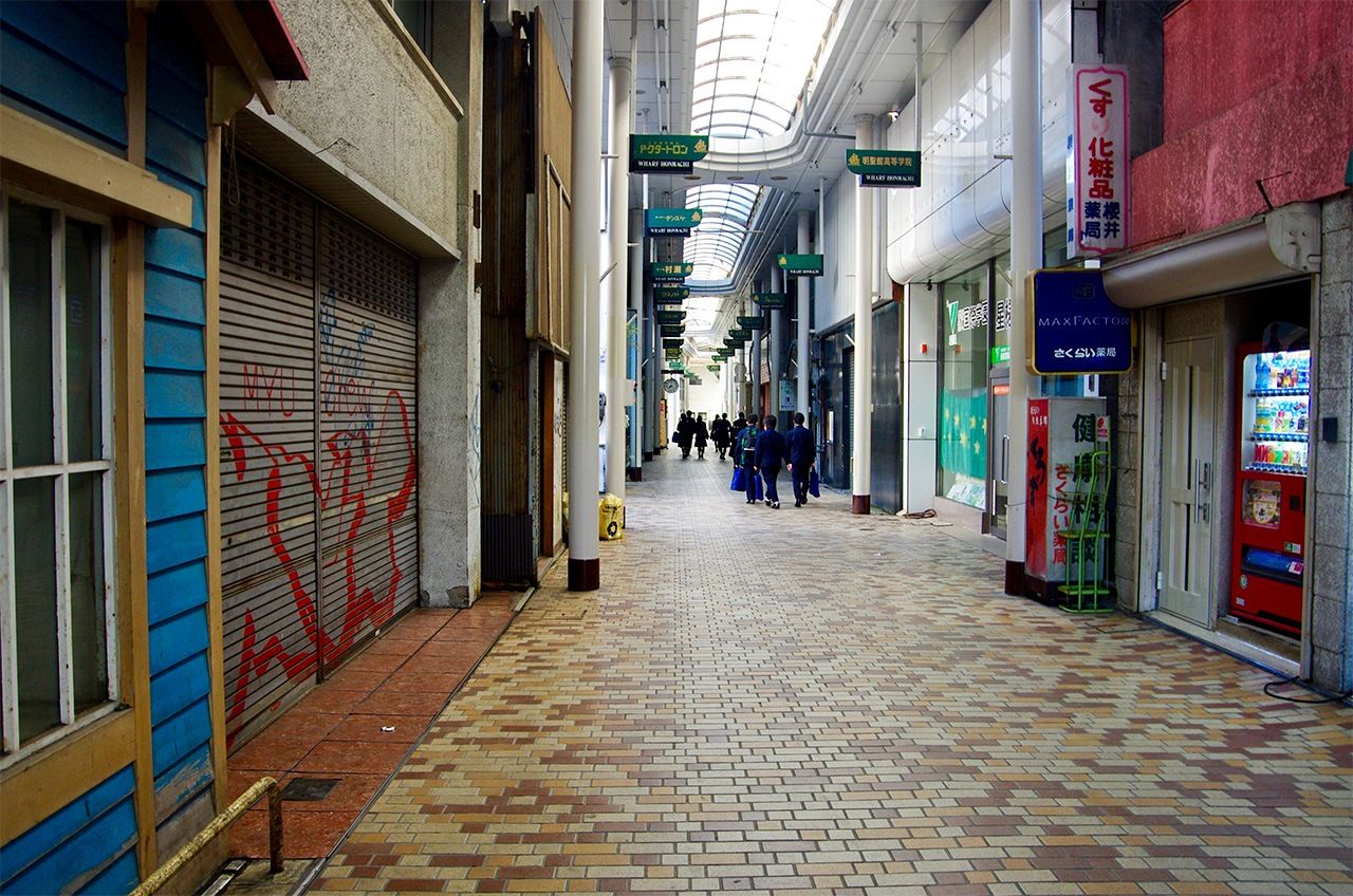 地方都市では、営業していない店が多数を占める「シャッター街」が増加している(筆者撮影)