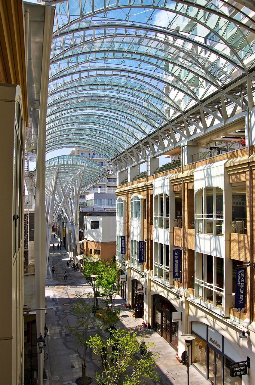 開放感あふれる高松丸亀町商店街のショッピングアーケード(筆者撮影)