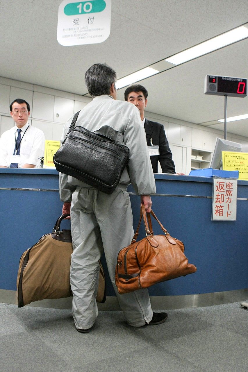 年末緊急相談に訪れた求職者(時事通信)