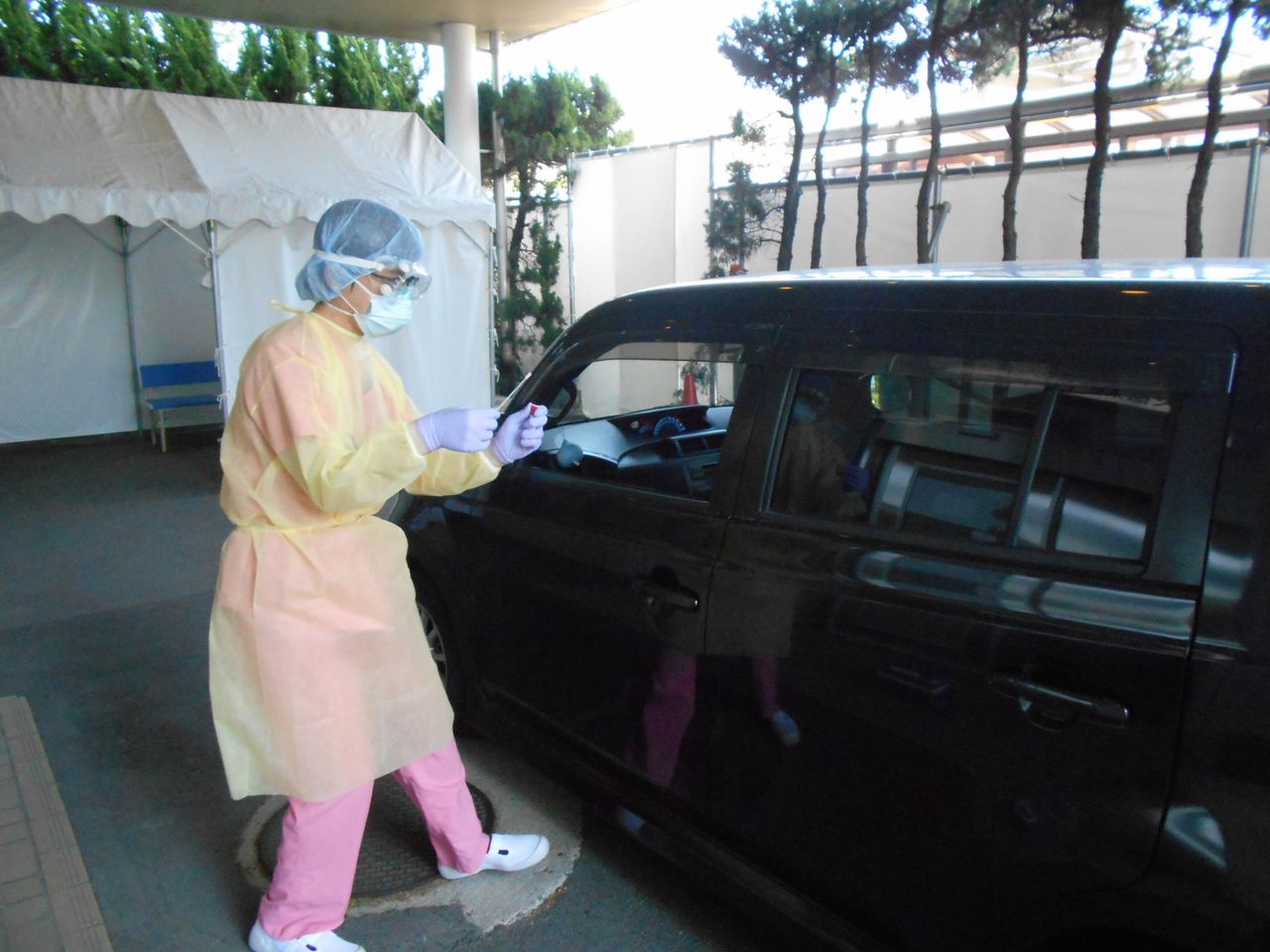 ドライブスルー方式PCR検査の様子(都道府県で最初に導入):鳥取県提供