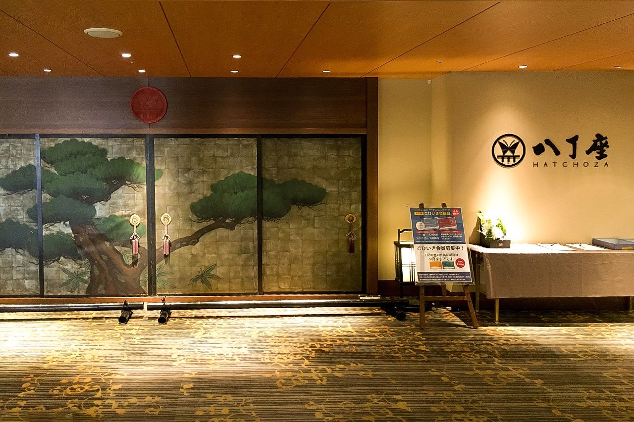 ⼋丁座、劇場⼊⼝のふすま絵