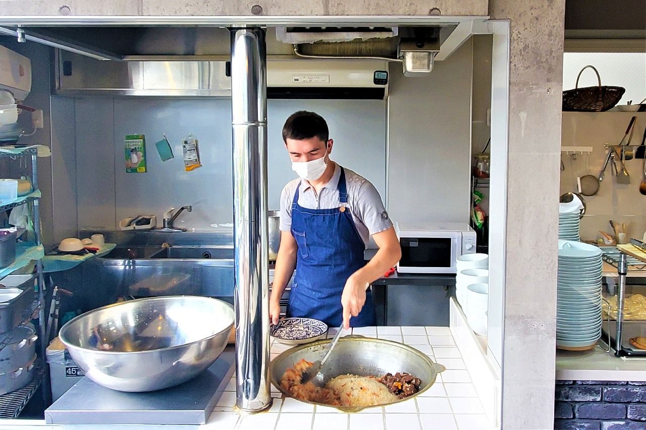 店の一角では、ウズベキスタンから取り寄せた大鍋と、苦心の末完成した独特な形状のかまどを観察できる 筆者撮影