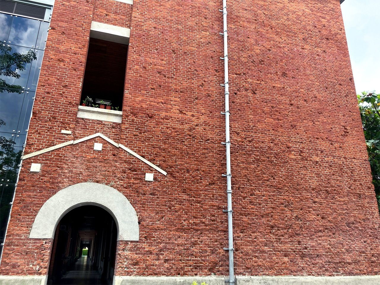 校舎の壁一面に残るおびただしい弾痕。国立台南大学(筆者撮影)