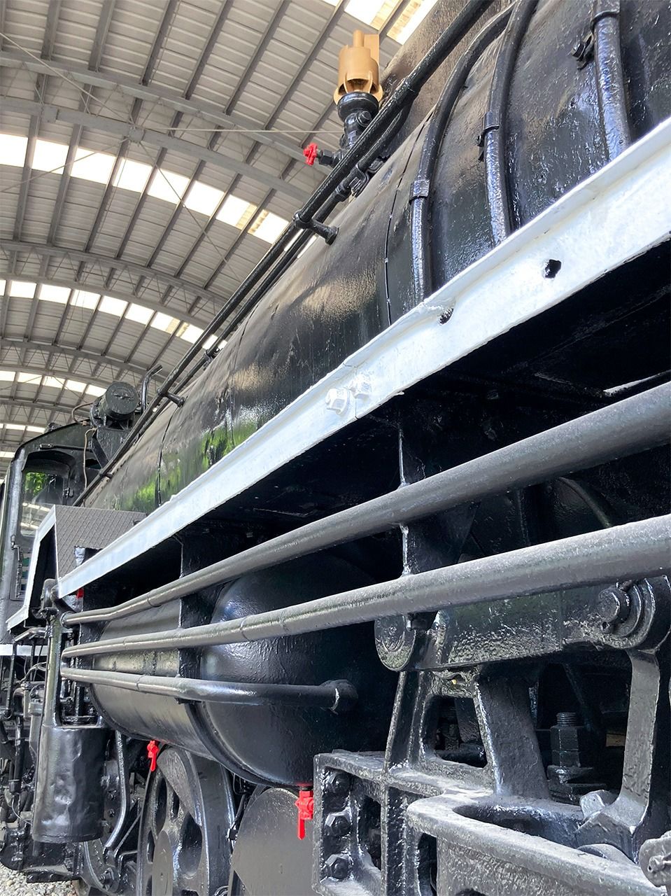 D51型蒸気機関車の弾痕。体育公園(筆者撮影)