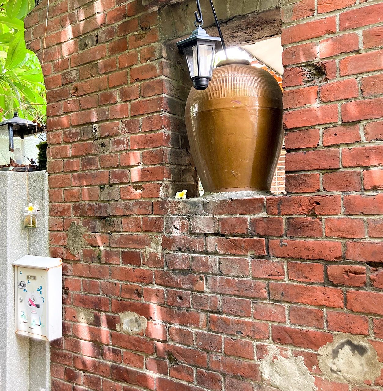 筆者がそば店を営んでいた場所の塀。府中街(筆者撮影)