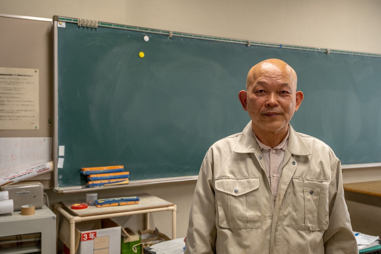 通勤電車の中で、英語の科学雑誌『Nature』を愛読する鈴木保夫先生の姿が生徒たちを刺激した ©Michiko HAYASHI