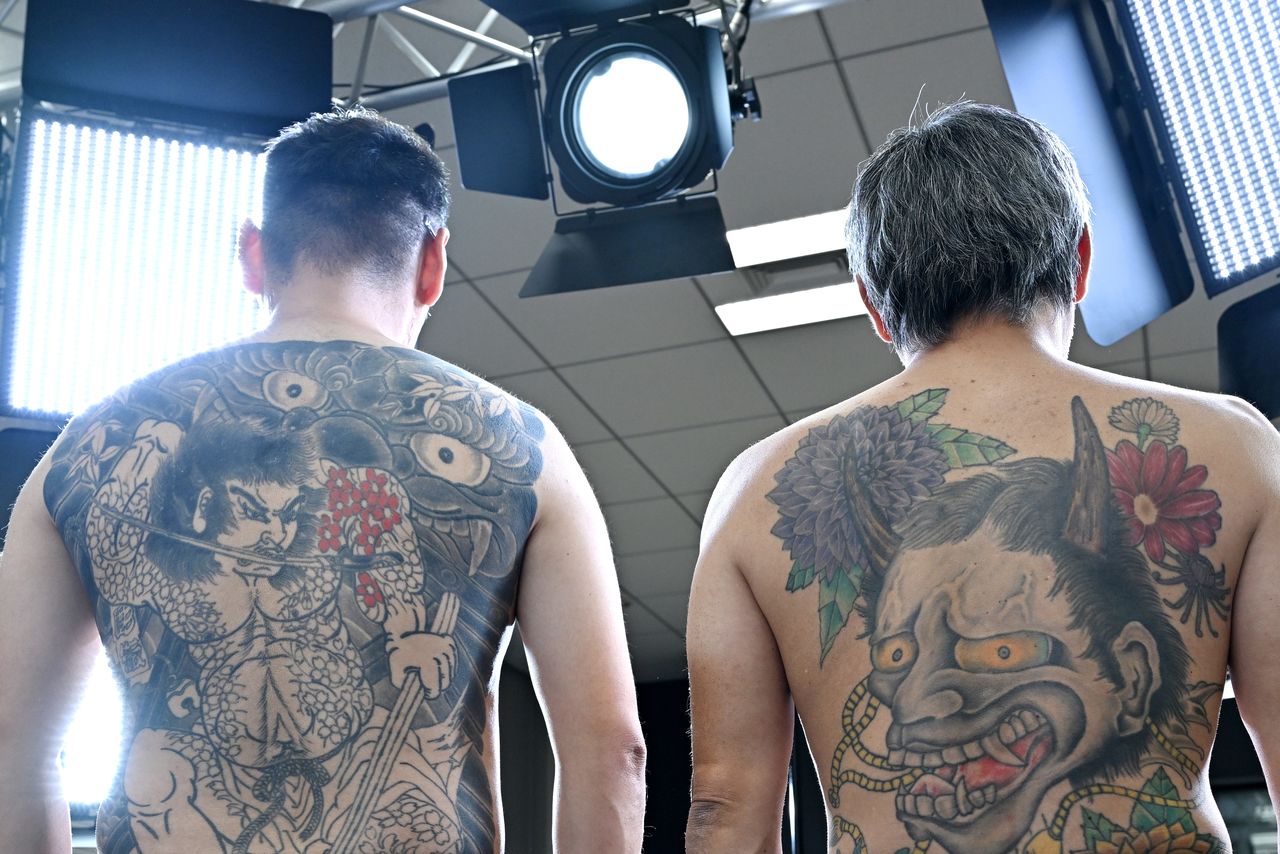 水滸伝の武者絵(左、諸橋さん)と般若(甲村さん)の競演