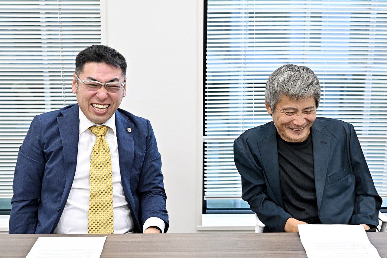 なごやかに対談する諸橋仁智さん(左)と甲村柳市さん
