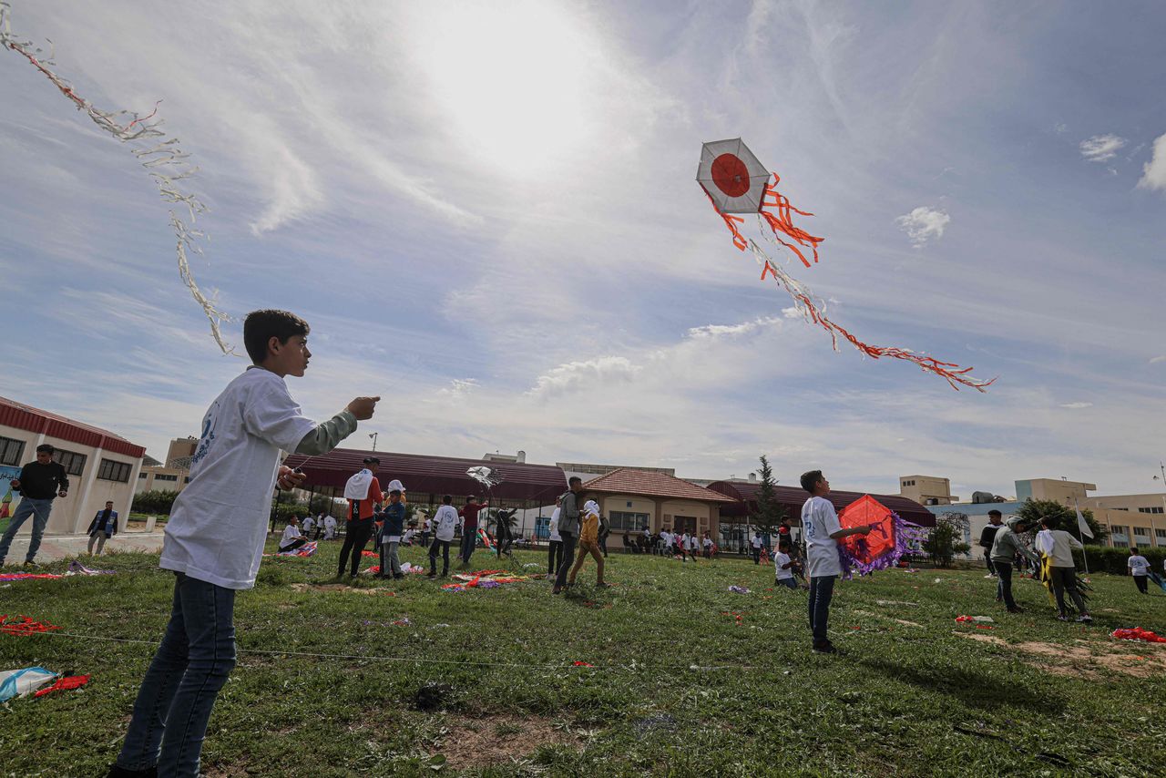 2023年3月7日、南ガザ地区のハーン・ユニスで地元の学生たちがたこ揚げに参加。国連パレスチナ難民救済事業機関(UNRWA)の主催で、東日本大震災の犠牲者を追悼するイベントとして毎年3月に行われる(SAID KHATIB / AFP=時事)