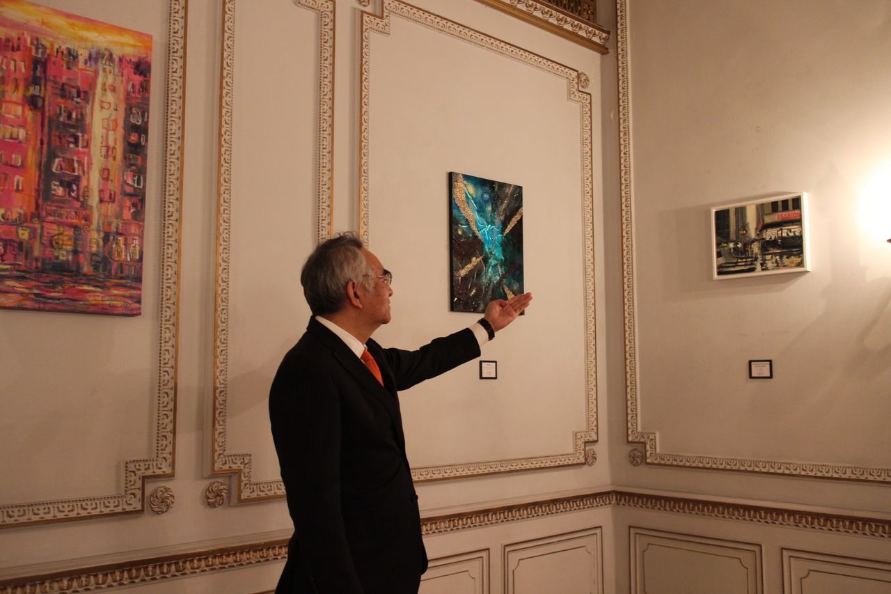 在NYのアーティストによる受賞作品を展示し、来客が鑑賞できるようにしている(2020年11月、大使公邸にて) © Kasumi Abe