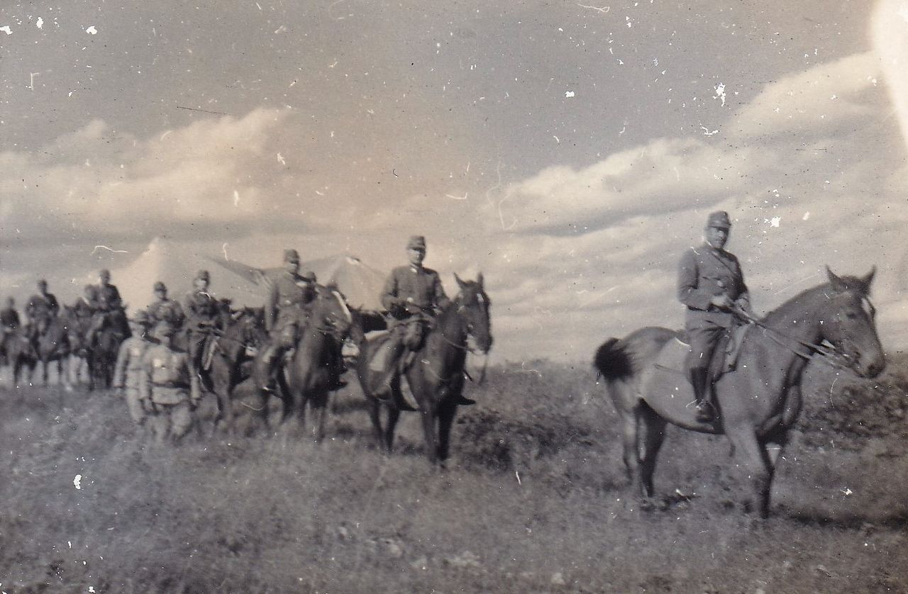 第5方面軍司令官として北樺太のツンドラ地帯を視察する樋口中将(2番目):樋口隆一氏提供